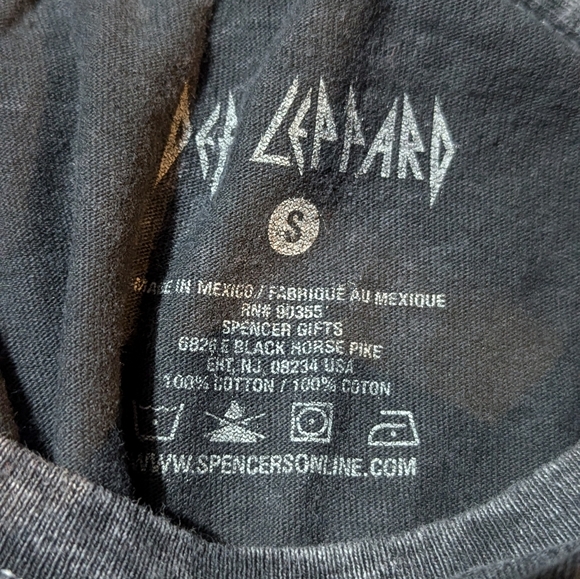 Def Leppard Men's Officially Licensed Black Distressed Wash size small T-Shirt - Picture 3 of 3